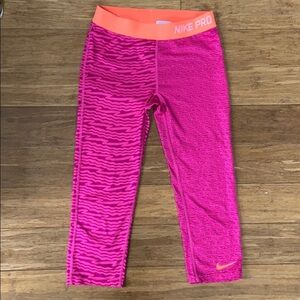 ☀️ 3/$36 or 2/$30 
NIKE Girls Athletic Leggings Capri sz XL